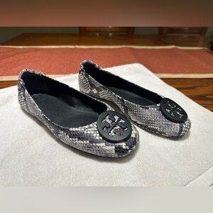 TORY BURCH MINNIE BALLET FLATS SIZE 8 BLACK & WHITE SNAKE PRINT